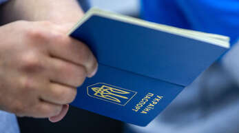 Hier wird ein ukrainischer Reisepass in der zentralen Erfassungsstelle für Ukraine-Flüchtlinge in Mecklenburg-Vorpommern für die Ausstellung des amtlichen Ankunftsnachweis von Mitarbeitern eingelesen.