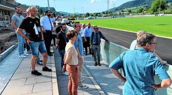 Bürgermeister Philipp Saar und die Vertreter des Gemeinderats zeigten sich bei der gemeinsamen Besichtigung zufrieden mit dem Fortschritt der Arbeiten zum Stadion-Neubau.