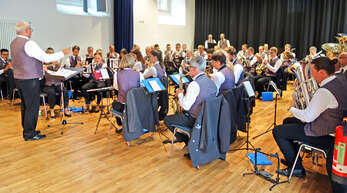 Ausnahmsweise "nur" mit 50 Mann präsentierte sich die Stadtkapelle zum Schlusskonzert der Wolfacher Kurkonzert-Saison in der Schlosshalle.