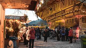 Der Weihnachtsmarkt des Freilichtmuseums Vogtsbauernhof wird zum Weihnachtsdorf: Die rund 40 Hütten und Stände sind am dritten Adventswochenende über das gesamte Museumsgelände verteilt.