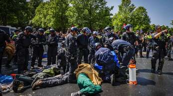 Bei Protesten der Gruppe Extinction Rebellion kam es in Den Haag zu hunderten Festnahmen.
