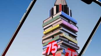 Mit digitalen Mitteln wachsen in Frankfurt die Bücherstapel in den Himmel.