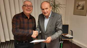 Auf weitere zwölf Jahre Zusammenarbeit: Rolf Mündel, Vorsitzender des Fischereivereins Goldscheuer (links), und Goldscheuers Ortsvorsteher Richard Schüler unterzeichneten den neuen Fischereipachtvertrag.