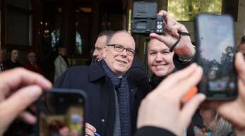 Fürst Albert II. von Monaco ist bei seiner Ankunft an einem Hamburger Hotel ein begehrter Partner für Selfies.