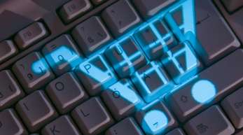 Das Symbol eines Einkaufskorbs leuchtet auf einer Computertastatur. Die Verbraucherschutzminister der Länder planen höhere Hürden für die Eröffnung eines Online-Shops.