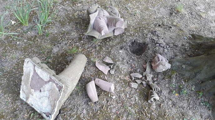 Die Steinskulptur Flötenspieler im Vinzentiusgarten wurde umgestoßen und ist in viele Einzelteile zerbrochen