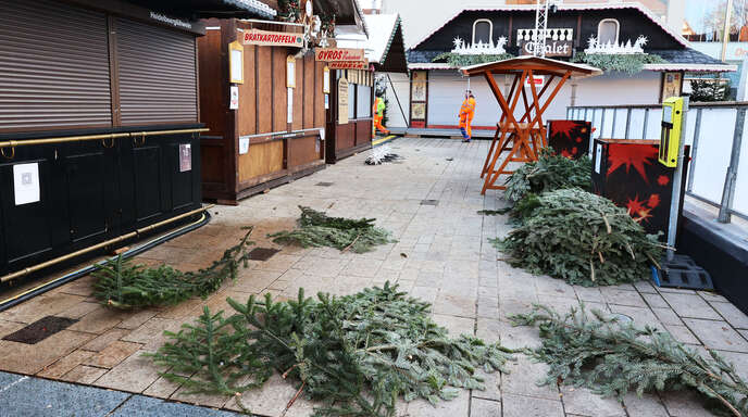 Trist liegen die Tannenzweige auf dem Boden vor den Hütten des Weihnachtsmarkts. Am Freitag wurde abgebaut. Auch die Gastronomen ächzen unter den Bedingungen.