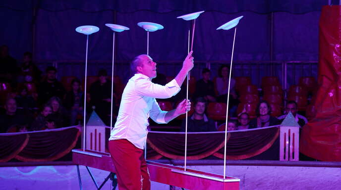 Der „Circus Bely“ hat viele Attraktionen mit einer Vielzahl von Artisten zu bieten.