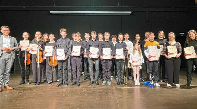 Beim Preisträgerkonzert im Musikforum Oberkirch wurden die Preisträgerinnen und Preisträger des Wettbewerbs Jugend musiziert geehrt. Das Bild zeigt sie zusammen mit Musikschulleiter Jakob Scherzinger (links).