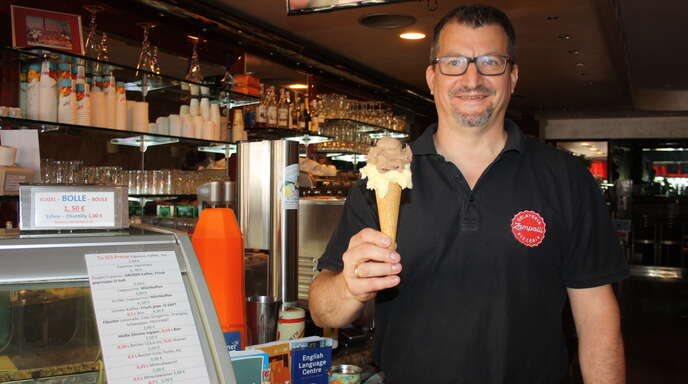 Mauro Zampolli hat bei den hohen Temperaturen alle Hände voll zu tun. Auch in seinem Eiscafé liegen die Joghurtsorten im Trend.