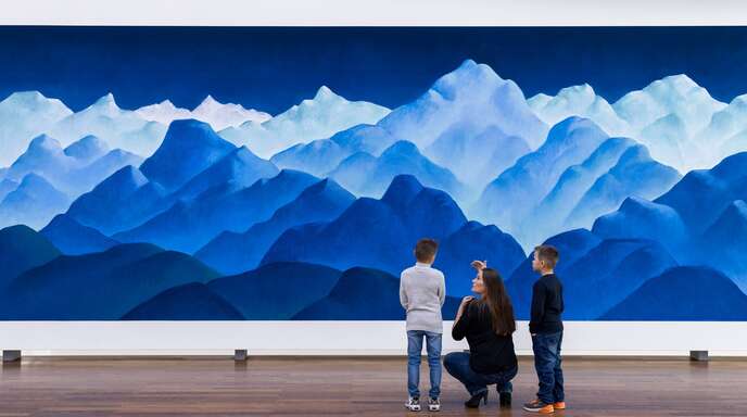 Ein in Blautönen leuchtendes Gebirgspanorama: "Mountains" hat Nicolas Party mit Softpastellkreide auf die Wand gemalt.