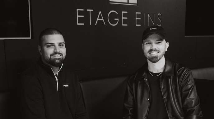 Geschäftsführer Marco Maier (rechts) und Betriebsleiter Ahmet Yücesoy freuen sich auf die Geburtstagspartys in der "Etage Eins" am Freitag und Samstag diese Woche.