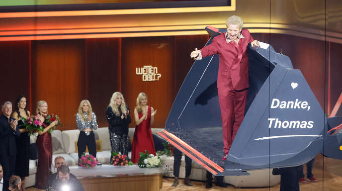 Am Ende der Show wurde die TV-Legende Thomas Gottschalk in einer Baggerschaufel von der Bühne gefahren.