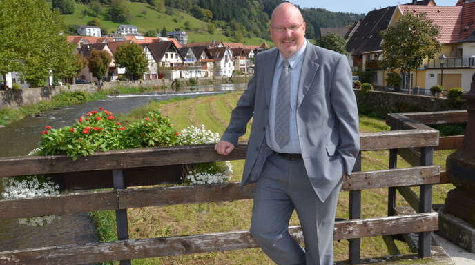 Michael Paul auf dem Gassensteg. Sollte er gewählt werden, will er mit seiner Familie von Walzbachtal nach Wolfach umziehen. 