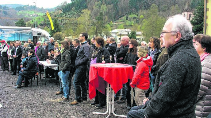 Zahlreiche Besucher waren zur offiziellen Einweihung des Lautenbacher Wohnmobilstellplatzes gekommen, darunter auch der ehemalige Bürgermeister Karl Bühler (rechts).	