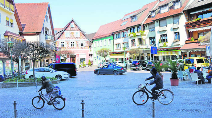 Der Kirchplatz wird von Oberkircher Kunden als Parkplatz genutzt: Er soll aber nicht ins Parkleitsystems aufgenommen werden, um Verkehrsverlagerungen zu verhindern.