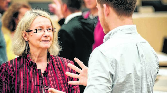 Die Europaparlament-Abgeordnete Evelyne Gebhardt (SPD) im Dialog mit Jugendlichen nach der Podiumsdiskussion, auch mit Lenderschülern, im Stuttgarter Landtag.	