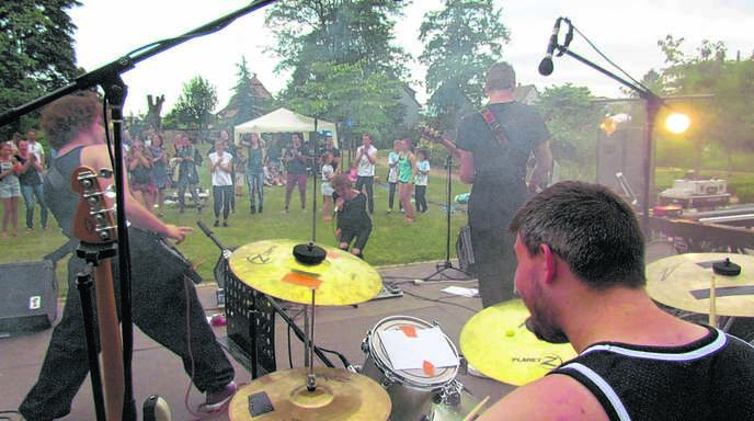 Nicht nur Akrobatisches aus der Welt des Zirkus gab es am Samstag in Dorlisheim, der Partnergemeinde von Oberweier. Viel Live-Musik und rockige Klänge von Gruppen aus der Region lockten junge Menschen in den Schlosspark.