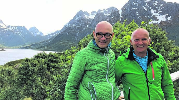 Kurz vor dem Nordkap: die beiden Nußbacher Rallye-Fahrer Alexander Streif (links) und Joachim Löher am Donnerstag über dem Austnesfjord.	