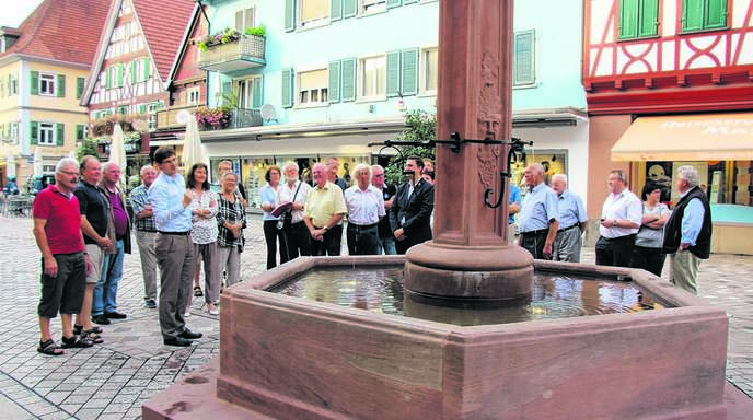 Zu einem Stadtrundgang traf sich die CDU Oberkirch am Donnerstagabend in der Hauptstraße mit Frank Niegeloh, Fachbereichsleiter Service und Ordnung.	