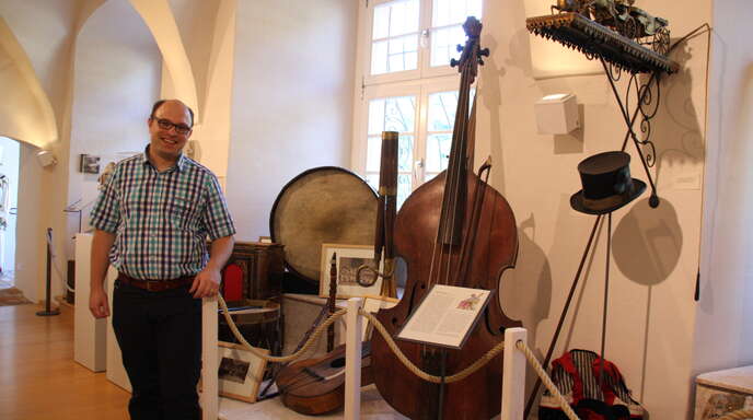 Christian Oberfell, Vorsitzender des Vereins Kultur im Schloss, neben einigen besonderen Stücken der Schau: den alten Musikinstrumenten.
