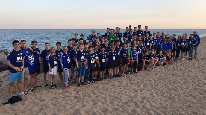 Die Jugend-Kicker des SC Lahr und ihre Betreuer am Strand von Malgrat de Mar.