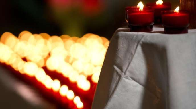 Kerzen für die Opfer: Deutschland gedenkt der Germanwings-Katastrophe. 