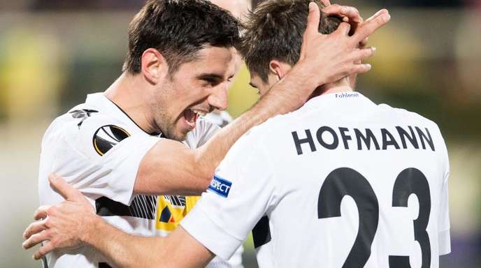Gladbachs Torschütze Lars Stindl (l) und Jonas Hofmann jubeln über den Sieg beim AC Florenz.