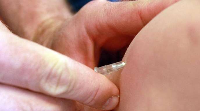 Ein Kinderarzt in Freiburg gibt einem Mädchen eine Masernimpfung. Gesundheitsminister Spahn macht nun Druck und will Impfungen für Kinder zur Pflicht machen.