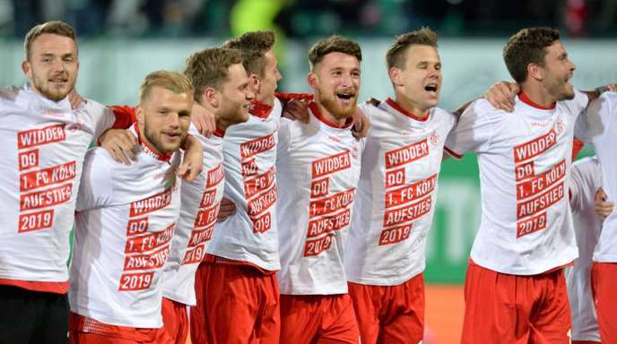 Die Spieler des 1. FC Köln feiern die Rückkehr in die Bundesliga.