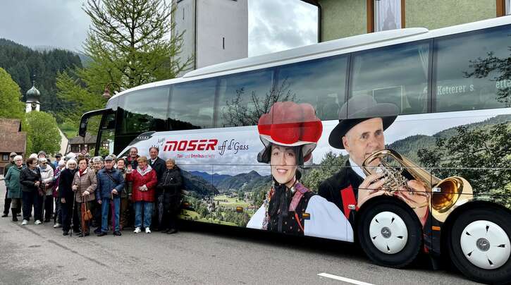 Der Bus der Firma Moser/Rieger fährt seit Donnerstag farbenprächtige Werbung für Gutach. 
